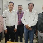 कर्मचारियों ने काली पट्टी बांधकर किया काम।